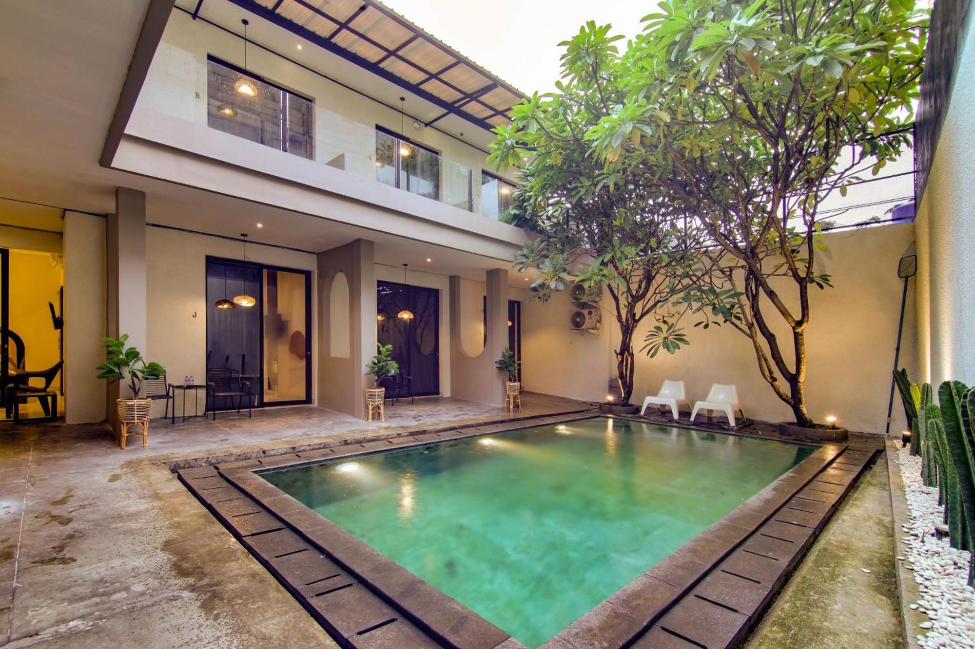 Escotel Casa De Luga Jakarta Exterior photo